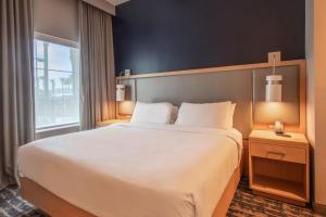 เตียงในห้องที่ Residence Inn by Marriott Jekyll Island