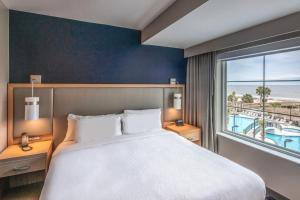เตียงในห้องที่ Residence Inn by Marriott Jekyll Island