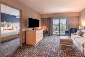 เตียงในห้องที่ Residence Inn by Marriott Jekyll Island