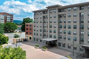 uma vista aérea de um edifício em Residence Inn by Marriott Charlottesville Downtown em Charlottesville