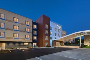 ein leerer Parkplatz vor einem Hotel in der Unterkunft Fairfield Inn & Suites by Marriott Lexington East/I-75 in Lexington