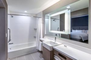 Koupelna v ubytování SpringHill Suites by Marriott Austin West/Lakeway