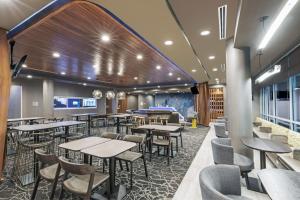 a restaurant with tables and chairs in a room at SpringHill Suites by Marriott Austin West/Lakeway in Lakeway