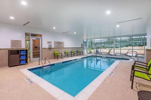 una grande piscina con sedie e tavolo di SpringHill Suites by Marriott Austin West/Lakeway a Lakeway