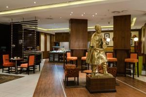 Ruang duduk di Protea Hotel by Marriott Ikeja Select