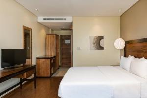Televisyen dan/atau pusat hiburan di Protea Hotel by Marriott Ikeja Select