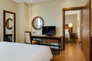 Televisyen dan/atau pusat hiburan di Protea Hotel by Marriott Ikeja Select
