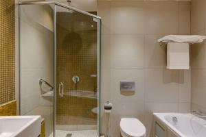 Bilik mandi di Protea Hotel by Marriott Ikeja Select