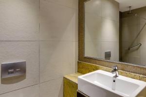 Bilik mandi di Protea Hotel by Marriott Ikeja Select