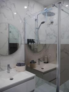 Fotografia z galérie ubytovania Cocon lumineux avec parking et sauna Paris direct v destinácii Asnières-sur-Seine
