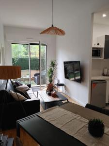Fotografia z galérie ubytovania Cocon lumineux avec parking et sauna Paris direct v destinácii Asnières-sur-Seine + 17 fotografií