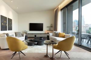 sala de estar con sofá, sillas y TV en Marriott Executive Apartments Istanbul Fulya, en Estambul
