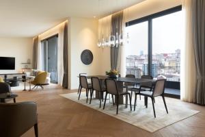 Marriott Executive Apartments Istanbul Fulya في إسطنبول: غرفة طعام مع طاولة وكراسي