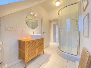 ein Bad mit einem Waschbecken und einer Dusche in der Unterkunft Kieler FeWo No.1 in Kiel