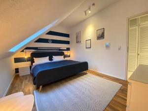 ein Schlafzimmer mit einem blauen Bett und einem weißen Teppich in der Unterkunft Kieler FeWo No.1 in Kiel