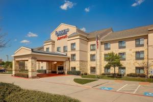 una vista exterior de un hotel en Fairfield Inn and Suites by Marriott Dallas Mansfield, en Mansfield