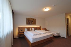 Кровать или кровати в номере Hotel Kreuz Höhengasthof