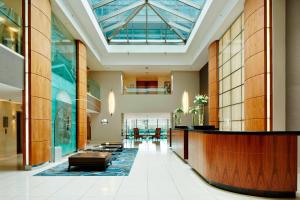 una hall con reception in un edificio di London Marriott Hotel Canary Wharf a Londra