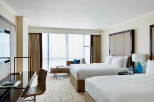 Postel nebo postele na pokoji v ubytování London Marriott Hotel Canary Wharf