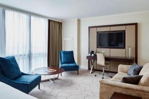 TV a/nebo společenská místnost v ubytování London Marriott Hotel Canary Wharf