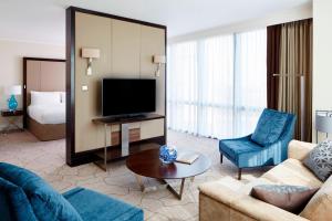 TV a/nebo společenská místnost v ubytování London Marriott Hotel Canary Wharf