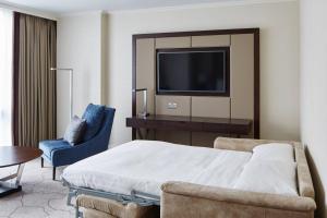 TV a/nebo společenská místnost v ubytování London Marriott Hotel Canary Wharf