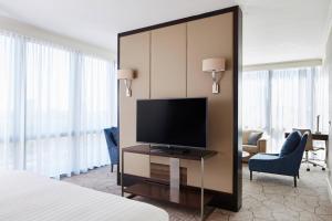 TV a/nebo společenská místnost v ubytování London Marriott Hotel Canary Wharf