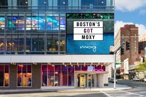 um edifício com um sinal que diz que as pessoas têm dinheiro em Moxy Boston Downtown em Boston