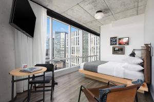 Postel nebo postele na pokoji v ubytování Moxy Boston Downtown