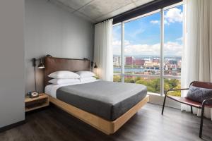 Postel nebo postele na pokoji v ubytování Moxy Boston Downtown