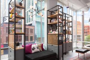 Posezení v ubytování Moxy Boston Downtown