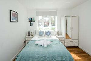 um quarto com uma cama com toalhas em Delightful Stay For 2 in Islington em Londres