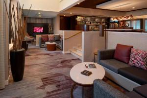 a lobby with a couch and a table and a bar at Courtyard by Marriott Nashville Airport in Nashville