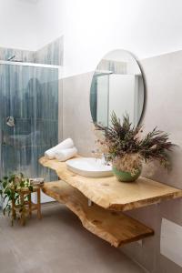 bagno con lavandino e specchio di B&B Miseno23 a Bacoli