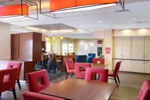 un comedor con escritorios, sillas y mesas en TownePlace Suites by Marriott Laredo, en Laredo