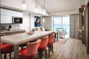 una cucina e un soggiorno con tavolo e sedie di The Westin Cancun Resort Villas & Spa a Cancún
