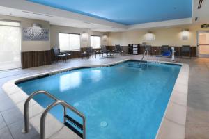 una gran piscina en una habitación de hotel en Fairfield Inn & Suites by Marriott Fort Worth South/Burleson, en Burleson