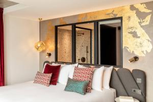 - un canapé blanc avec des oreillers dans l'établissement Renaissance Bordeaux Hotel, à Bordeaux