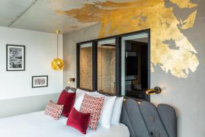 波爾多的住宿－Renaissance Bordeaux Hotel，客厅配有带红色枕头的白色沙发