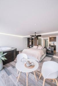 1 dormitorio con 1 cama, mesa y sillas en Loft 7 piso frente al mar para 2 personas en Monte Hermoso