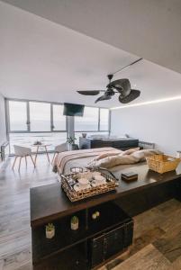 1 dormitorio con 1 cama y ventilador de techo en Loft 7 piso frente al mar para 2 personas en Monte Hermoso