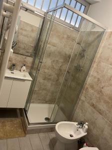 uma casa de banho com um chuveiro, um WC e um lavatório. em Einaudi Apartment em Cologno Monzese