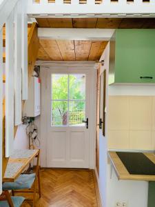 une cuisine avec une porte blanche et une fenêtre dans l'établissement Central Cozy Apartment, à Cluj-Napoca