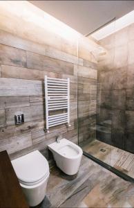 uma casa de banho com um WC e uma cabina de duche em vidro. em Loft 7 piso frente al mar para 2 personas em Monte Hermoso
