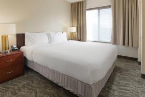 Postel nebo postele na pokoji v ubytování SpringHill Suites Dallas Addison/Quorum Drive