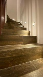 - un ensemble d'escaliers en bois dans un bâtiment dans l'établissement The Pinasti Villas, à Tlekung