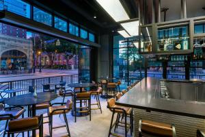 a restaurant with tables and chairs and a bar at Courtyard by Marriott Atlanta Midtown in Atlanta