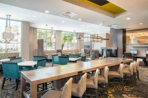 En restaurang eller annat matställe på Residence Inn by Marriott Houston Medical Center/NRG Park