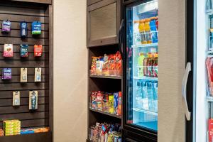 un frigorifero pieno di bevande e bevande di Residence Inn by Marriott Houston Medical Center/NRG Park a Houston