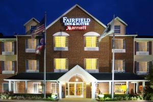 un edificio con dos banderas delante en Fairfield Inn and Suites by Marriott Cincinnati Eastgate, en Eastgate